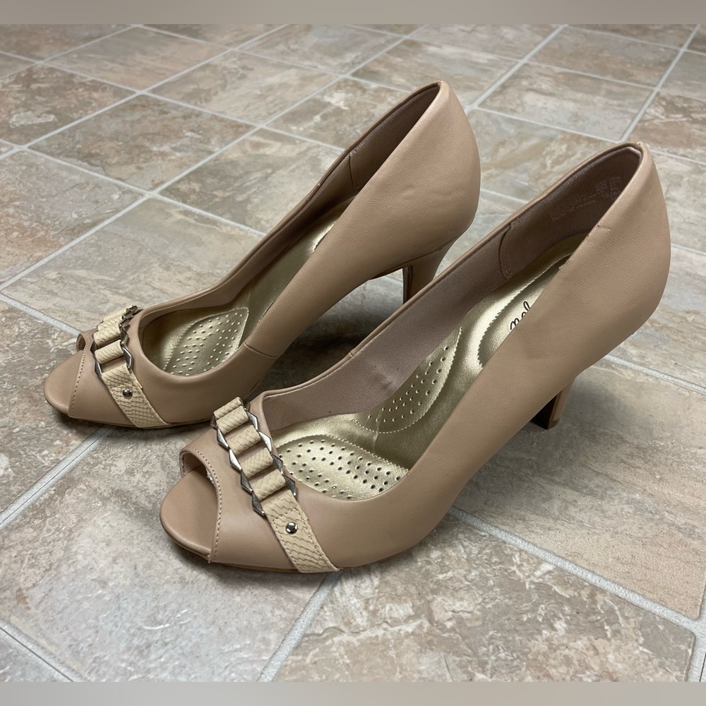 Women’s DexFlex Comfort open-toed heels. Size 10W.